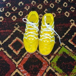 These are Nike airs they are size 7 and there yellow and white